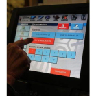 Máquina expendedora de lotería en un comercio.