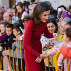 La reina Letizia saluda ayer a unos niños en El Burgo de Osma. CONCHA ORTEGA