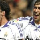 Raúl e Higuain celebran el último gol conseguido ayer por los blancos ante el Sevilla
