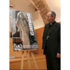 La imagen de archivo muestra al obispo con el cartel de Las Edades