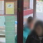 La detenida, en una imagen captada en una oficina bancaria. DL