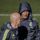 Zinedine Zidane y el miembro del cuerpo técnico Bettoni.