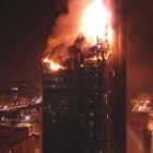 El incendio se originó en la planta 21 del rascacielos y se extendió rápidamente.