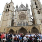 Los participantes posaron ante la Catedral leonesa.