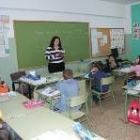Montserrat González leyó un poema ante los escolares del centro