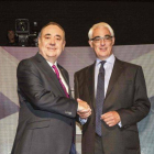 Salmond y Darling se estrechan la mano durante el debate que celebraron ayer en Glasgow.