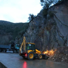 Una máquina escavadora retiraba tierra al anochecer en el lugar del desprendimiento, tras los túneles hacia Galicia.