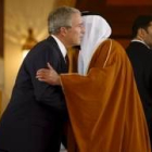 Bush se despide del presidente de los Emiratos Arabes Unidos, el jeque Khalifa Bin Zayed Al Nahyan