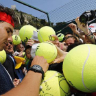 Nadal firma autógrafos en Montecarlo.