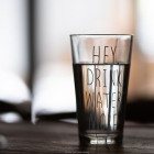 Así puedes beber agua (si no te gusta) y estar súper hidratado en verano