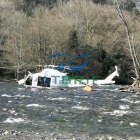 El helicóptero leonés en el cauce del río asturiano.