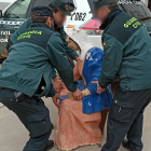 Los guardias civiles con la talla de la Virgen, robada del belén instalado en la Plaza Mayor de Laguna de Negrillo. GUARDIA CIVIL/MINISTERIO DEL INTERIOR