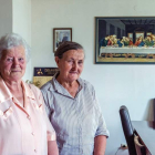 Mara Bartolovic, católica de 73 años, y Senija Degirmendzic, musulmana de 69 años,  se ocupan a diario de mantener  la casa parroquial situada en Olovo. VELIJA HASANBEGOVIC