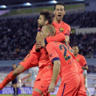 Piqué y Busquets felicitan a Mathieu por el gol de la victoria ante el Celta de Vigo.