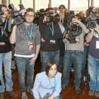 Los periodistas esperan la salida de Mariano Rajoy a las puertas de la sala principal del Auditorio Miguel Delibes.