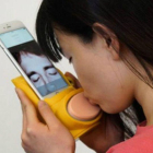Una chica utiliza la funda para besar a distancia en tiempo real.