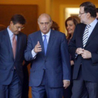 El ministro Jorge Fernández Díaz habla con Mariano Rajoy, a las puertas de la Moncloa, el pasado 3 de octubre.