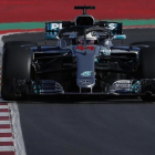 Lewis Hamilton pilota su Mercedes en los ensayos de Montmeló de este martes.