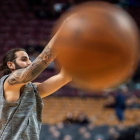 Ricky Rubio calienta antes del inicio de su partido de baloncesto de la NBA contra los Toronto Raptors en Toronto, Canadá.