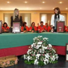 José Ruiz, María Lafuente, Margarita Torres y Sergio Sánchez, con las medallas de alubieros de honor