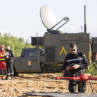 En primer término, uno de los drones con los que ya opera el quinto Batallón de la UME. FERNANDO OTERO