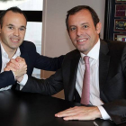 Iniesta y Rosell, tras la firma de la renovación del centrocampista, en las oficinas del Barça.