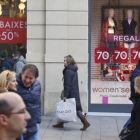 Tiendas con carteles de rebajas en el centro de Barcelona el 2 de enero del 2017.