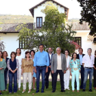 Fotografía de familia de Pedro Sánchez y sus diecisiete ministros reunidos ayer en la finca toledana de Quintos de Mora. VALENTIN CARRERA