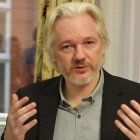 Assange, durante la rueda de prensa que dio ayer.