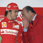 El presidente del Banco Santander, Emilio Botín, habla ayer con Alonso.