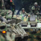 Fuerzas del Ejército de Bangladés estacionadas cerca del restaurante donde se perpetró la matanza.