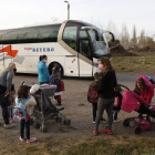 Los escolares de Manzaneda de Torío tienen que andar un kilómetro para llegar al bus. FERNANDO OTERO
