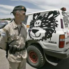 Un miembro de la Prefectura Naval Argentina custodia los vehículos que participarán en el Rally Daka