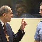 Tolimir (izq), condenado por la masacre de Srebrenica, habla con un guardia de seguridad de la ONU en el tribunal de La Haya, el pasado 8 de abril.