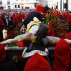 Los braceros del Cristo de la Redención montan sobre el trono la imagen de su talla titular