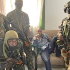 Los militares muestran al presidente Alpha Condé detenido. DL