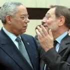 Solana saluda a Colin Powell en el cuartel general de la Otan en Bruselas
