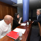 Los concejales de PeC, Fernández y Nieto, conversan con Muñoz antes de iniciarse el Pleno. L. DE LA MATA