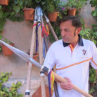 José Antonio Rico Ovejero, en el patio de su casa, con algunas lanzas de su colección.