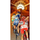 El pelotón pasa por un túnel camino de León en la Vuelta a España 2002