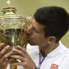 Novak Djokovic besa emocionado el trofeo de ganador de Wimbledon por segundo año consecutivo.?