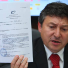 El alcalde de Ponferrada, Samuel Folgueral, enseña el contrato del Mundial de Ciclismo suscrito con la UCI por el anterior equipo de gobierno del PP.