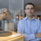 El director del museo, Roberto Fernández, junto a un meteorito metálico hallado en China.