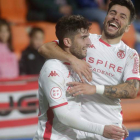 El delantero Rodri Escudero celebra su segundo gol en el estadio Anxo Carro con Martín Solar felicitándolo en una gran victoria de la Cultural por 0-3. CARLOS CASTRO