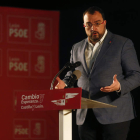 El presidente de Asturias, Adrián Barbón, ayer, en el mitin del PSOE en La Robla. FERNANDO OTERO