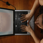 Una joven navega por Twitter, una de las redes sociales con más seguidores.