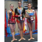 Gemma García, Carolina Rodríguez y Andrea Pozo, con sus trofeos.