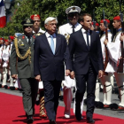 Macron, junto a Pavlopoulos, durante la ceremonia de bienvenida en Atenas