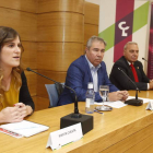 Marta Cuesta, coordinadora de Cruz Roja, Joaquín S. Torné, director del Diario de León, e Ignacio de Luis, presidente de Cruz Roja. RAMIRO
