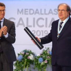El expresidente de la Junta de Castilla y León, Juan Vicente Herrera, recibe la Medalla de Oro de Galicia de manos del presidente de la Xunta de Galicia, Alberto Núñez Feijóo